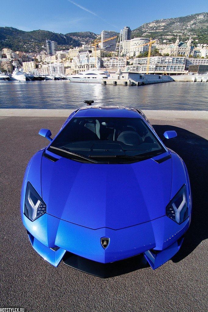 машины голубого цвета 
